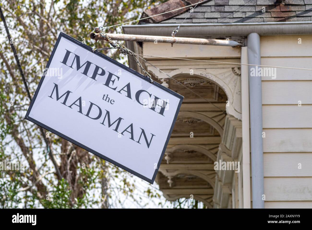 Firmare Fuori Casa a New Orleans Chiedendo l’Impeachment di Trump Foto Stock