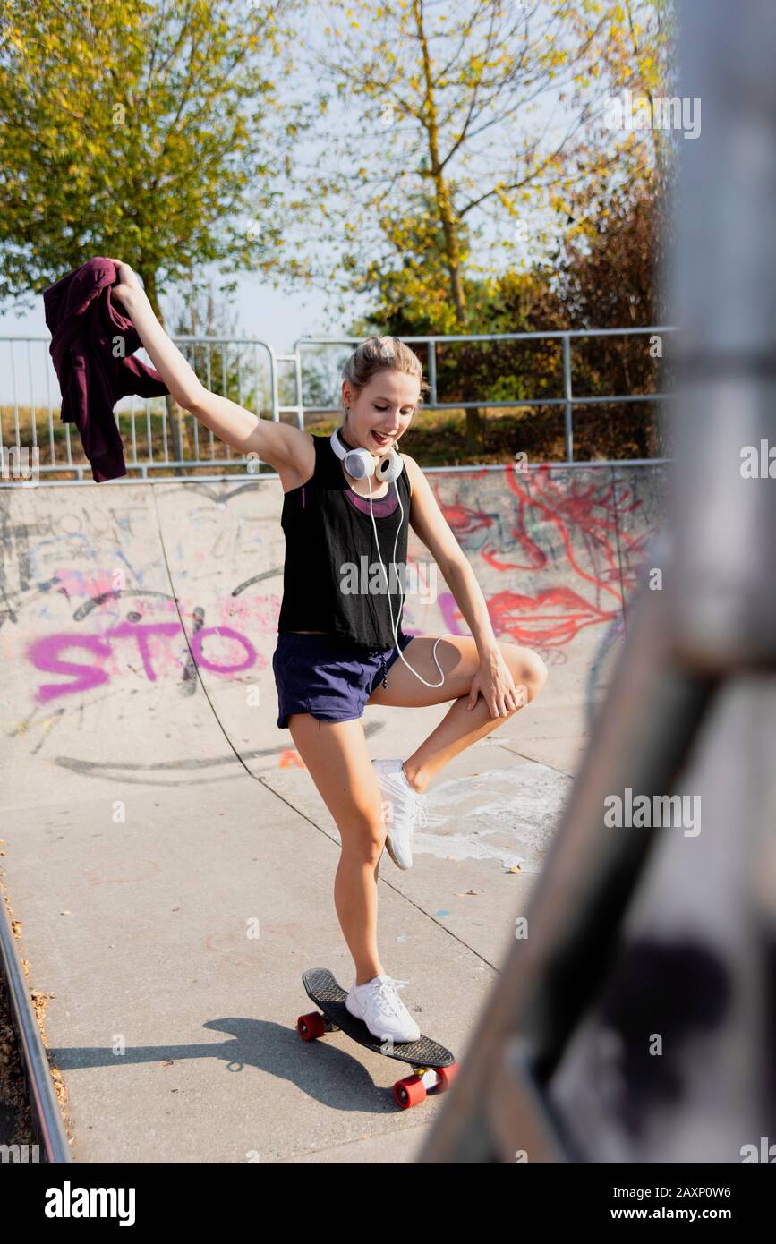 Giovane donna fa esercizi di equilibrio sulla skateboard nel skate Park  Foto stock - Alamy