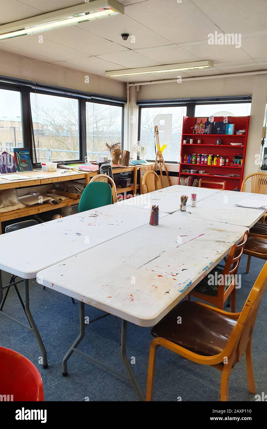 Corby, Regno Unito - 28 gennaio 2020: Studio d'arte vuoto per bambini, tavoli e sedie per lezioni d'arte. Foto Stock