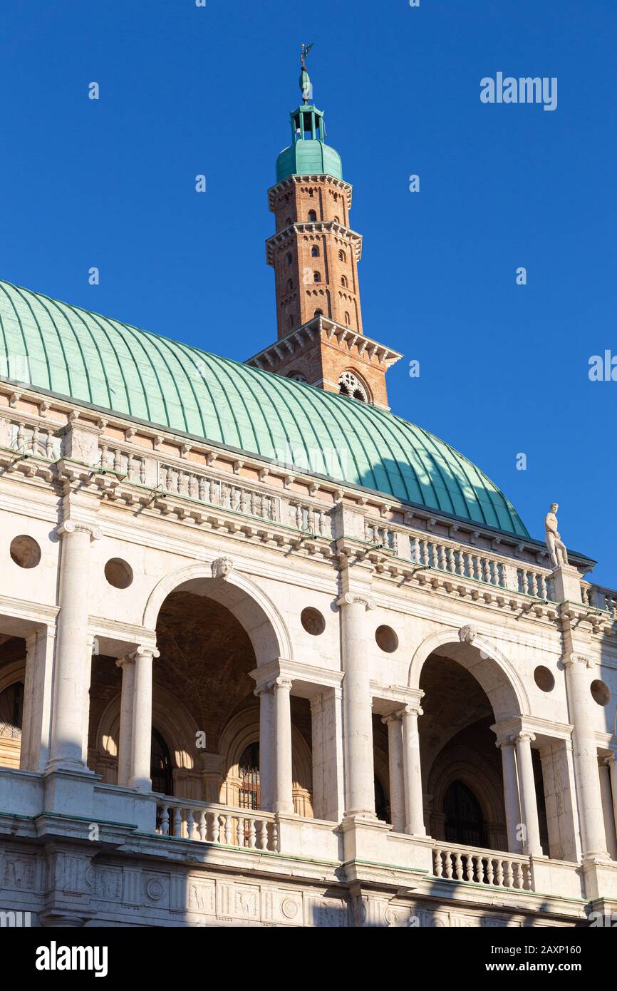 Veduta della Basilica Palladiana di Vicenza. La città di Palladio, dal nome dell'architetto che qui progettò la maggior parte delle sue opere Foto Stock