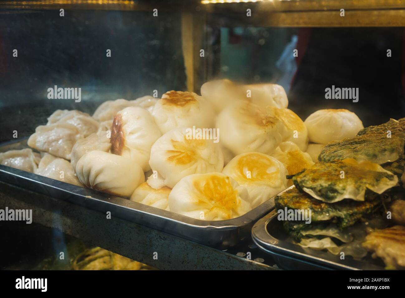 prodotti alimentari cinesi, gnocchi fritti e dim sum in vendita - Foto Stock