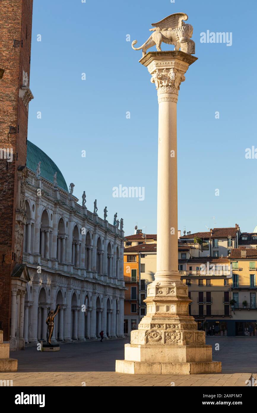 Vista su Piazza dei Signori e sulla colonna con il leone alato di Vicenza. La città di Palladio, dal nome dell'architetto che designano Foto Stock