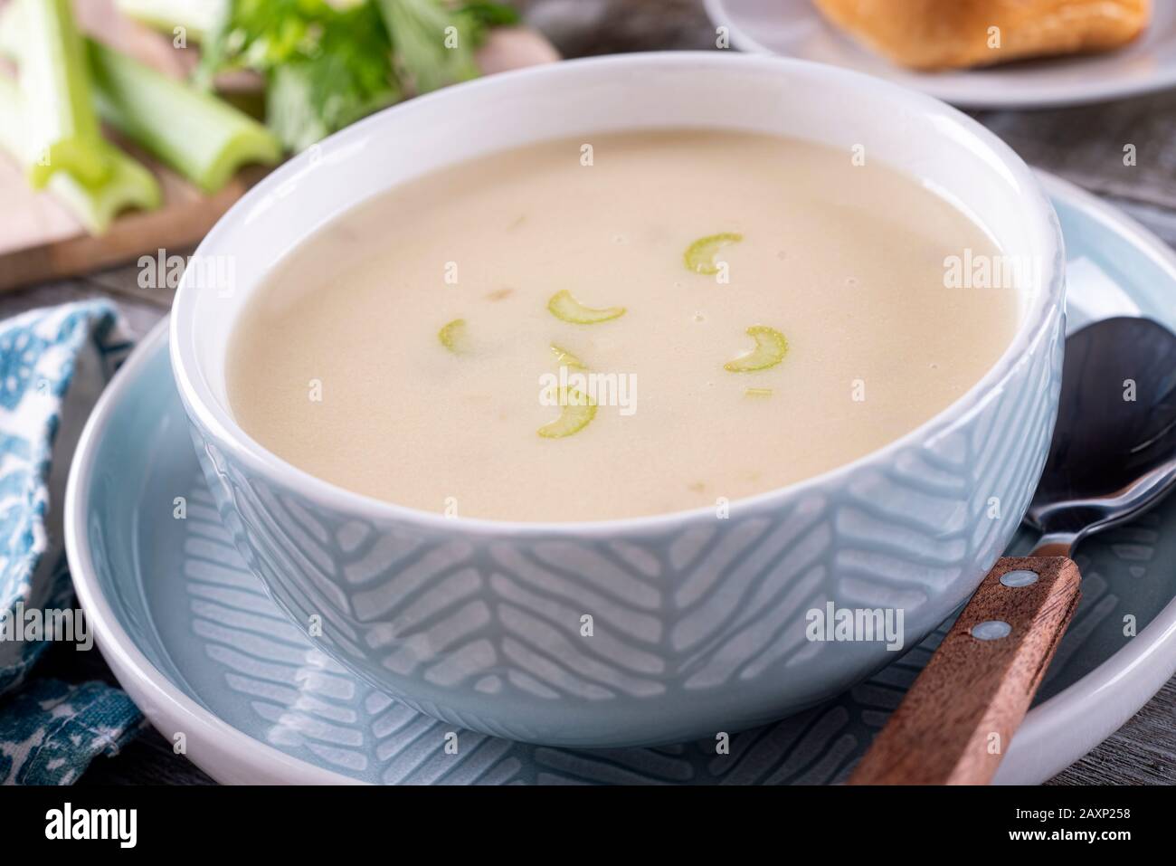 Una ciotola di crema calda e deliziosa di zuppa di sedano. Foto Stock