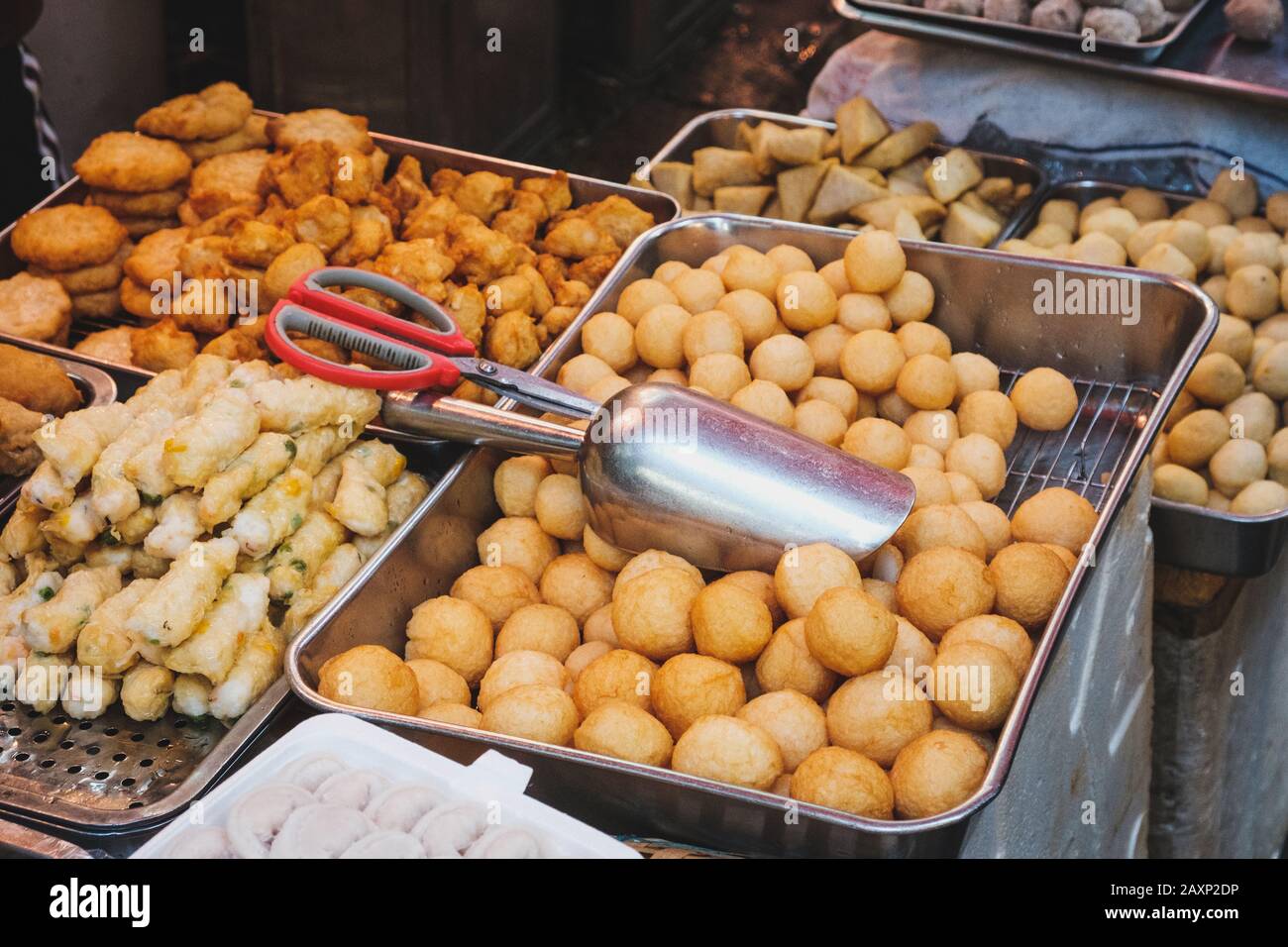 Street food cinese sul mercato alimentare asiatico - Foto Stock
