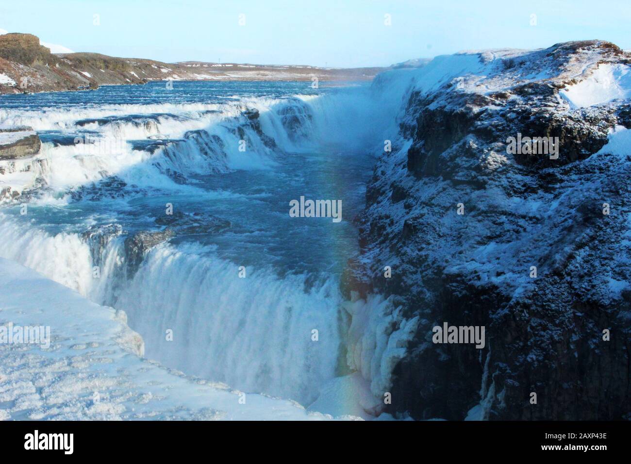 Splendido paesaggio della cascata Gullfoss, Islanda con un arcobaleno in una giornata intensa Foto Stock