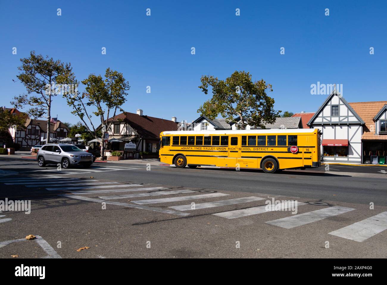 Autobus giallo del distretto della High School di Santa Ynez Valley nella città danese di Solvang in California, Stati Uniti Foto Stock
