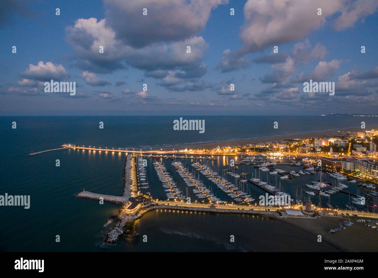 vista aerea dei droni sulla spiaggia e sul porto di rimini al crepuscolo e destinazione del viaggio all'alba in italia Foto Stock