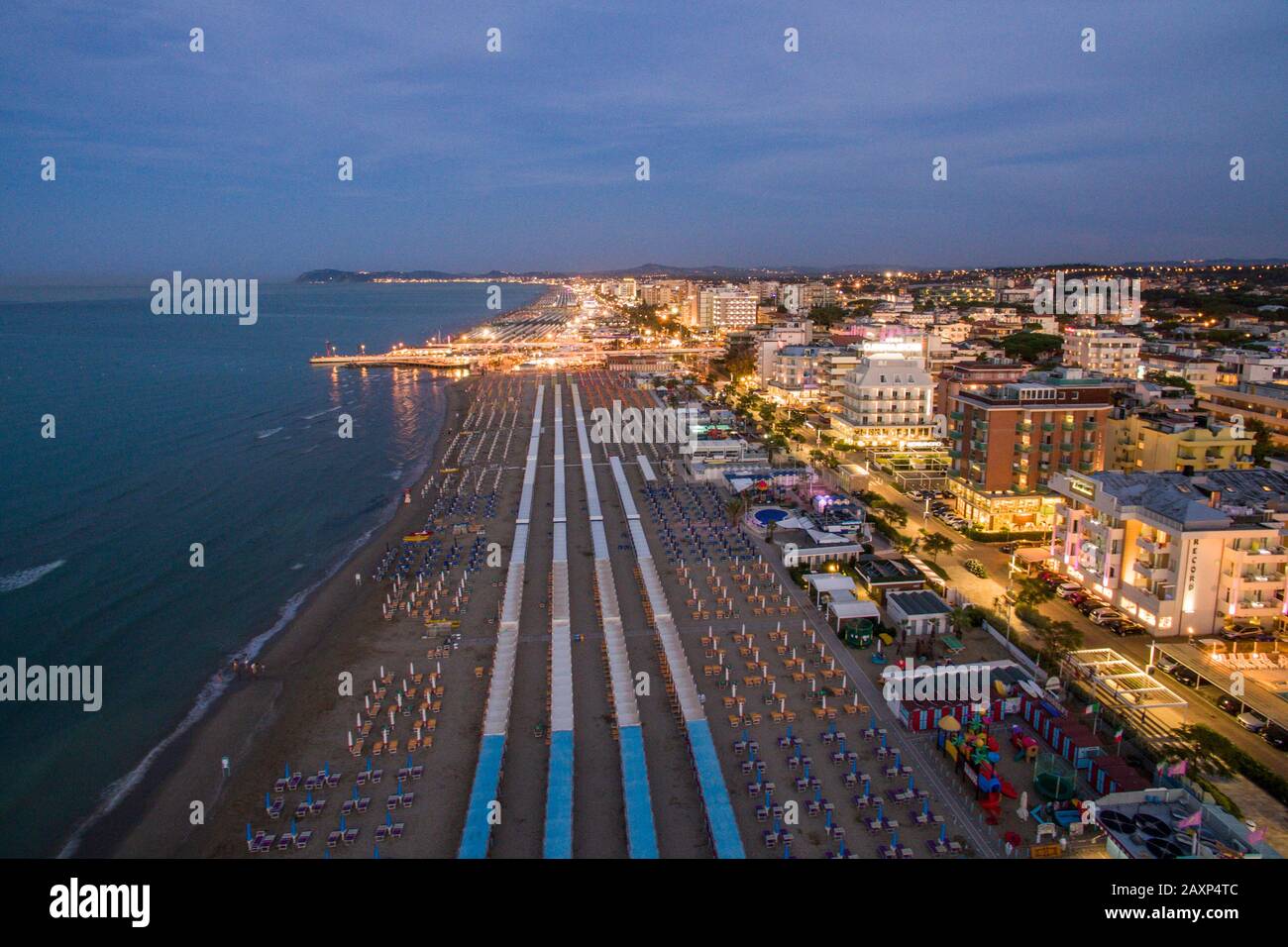 aereo drone vista viaggio destinazione emilia romagna adriatico mare spiaggia crepuscolo blu ora Foto Stock