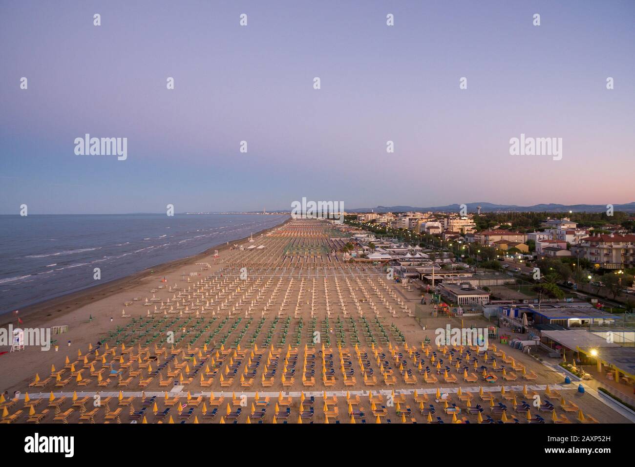 vista panoramica sulla spiaggia adriatica in estate con vista sui droni Foto Stock