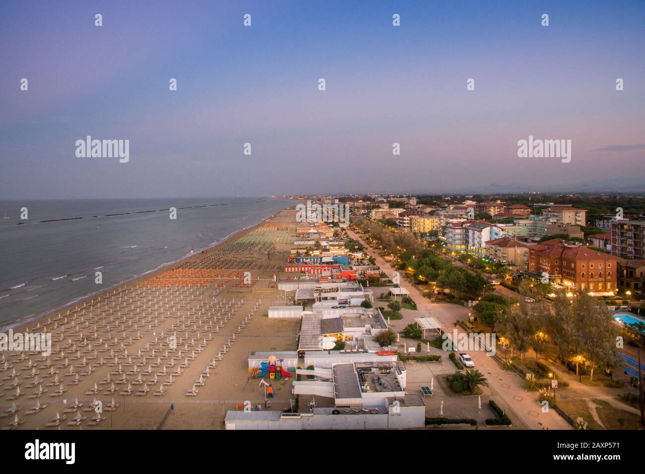 vista panoramica sulla spiaggia adriatica in estate con vista sui droni Foto Stock