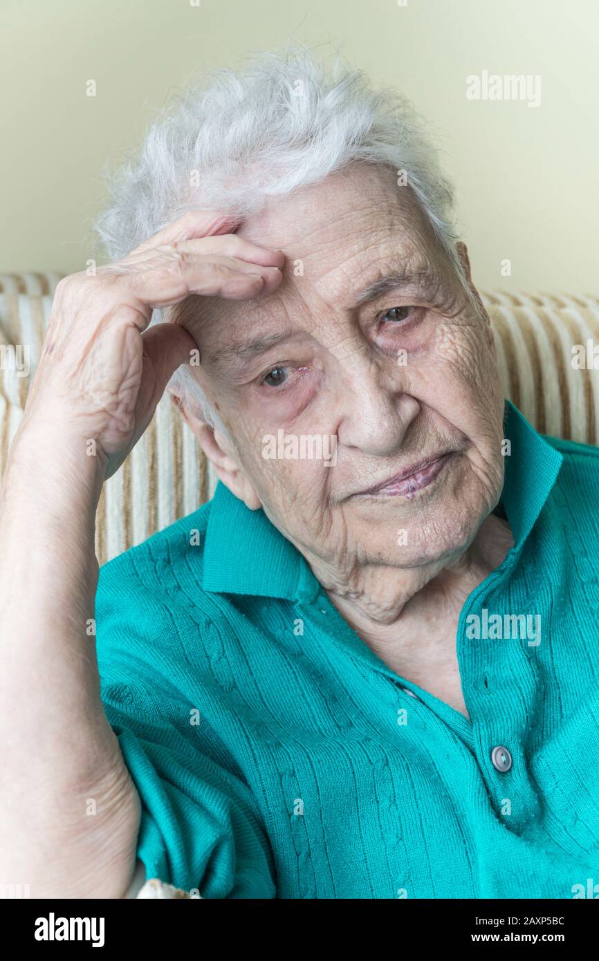 closeup rugosa faccia di una vecchia donna triste e premurosa Foto Stock