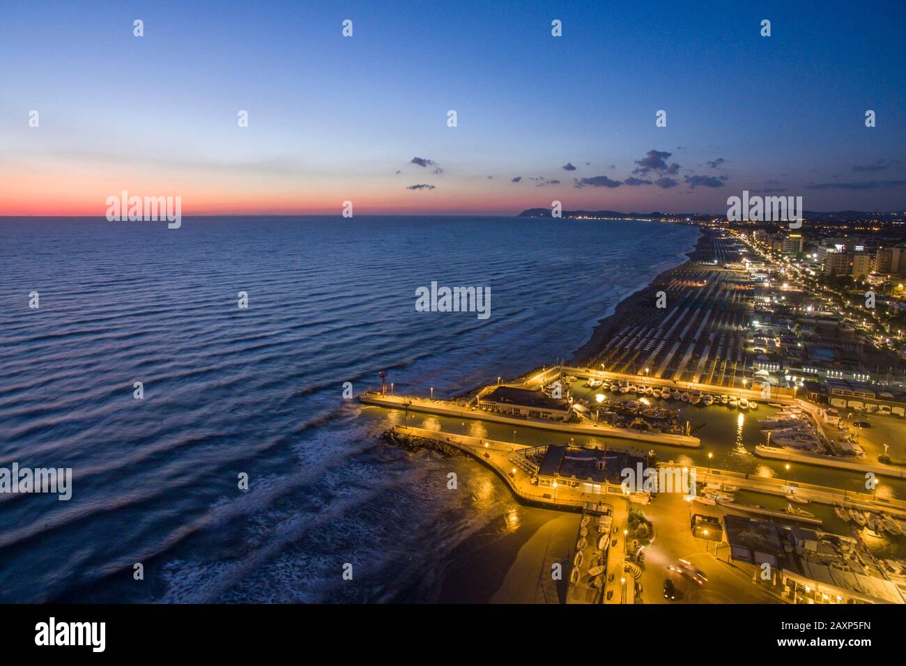 aereo drone vista viaggio destinazione emilia romagna adriatico mare spiaggia crepuscolo blu ora Foto Stock
