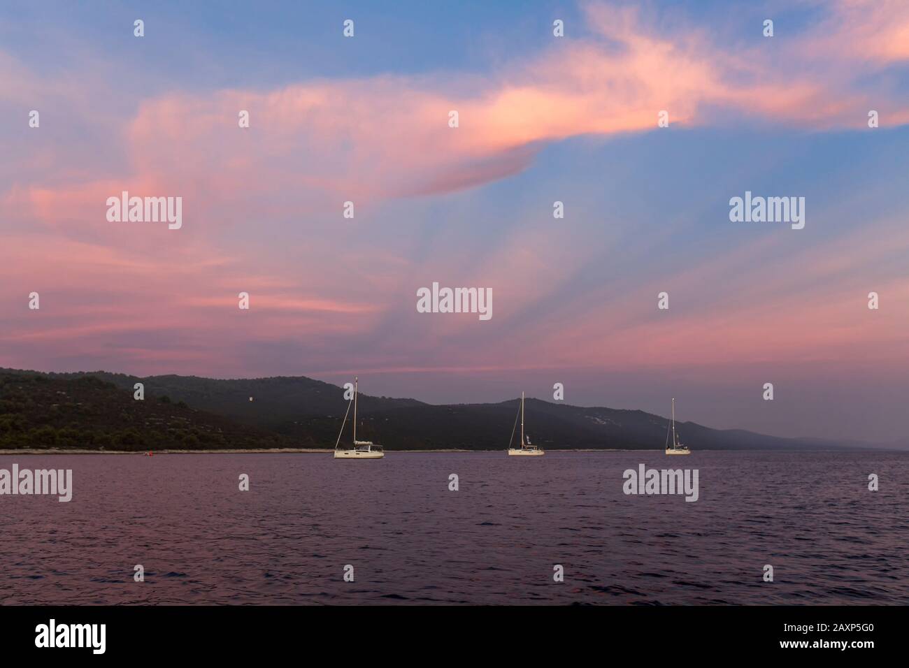 Barche a vela ormeggio al tramonto a Sakarun, Dugi Otok, Croazia Foto Stock