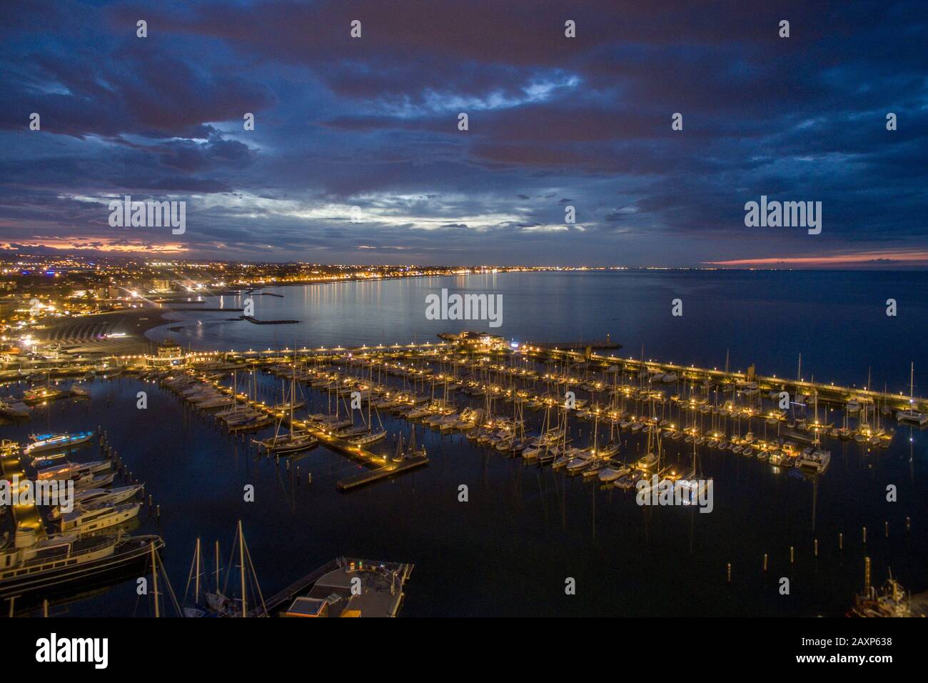 vista aerea dei droni sulla spiaggia e sul porto di rimini al crepuscolo e destinazione del viaggio all'alba in italia Foto Stock