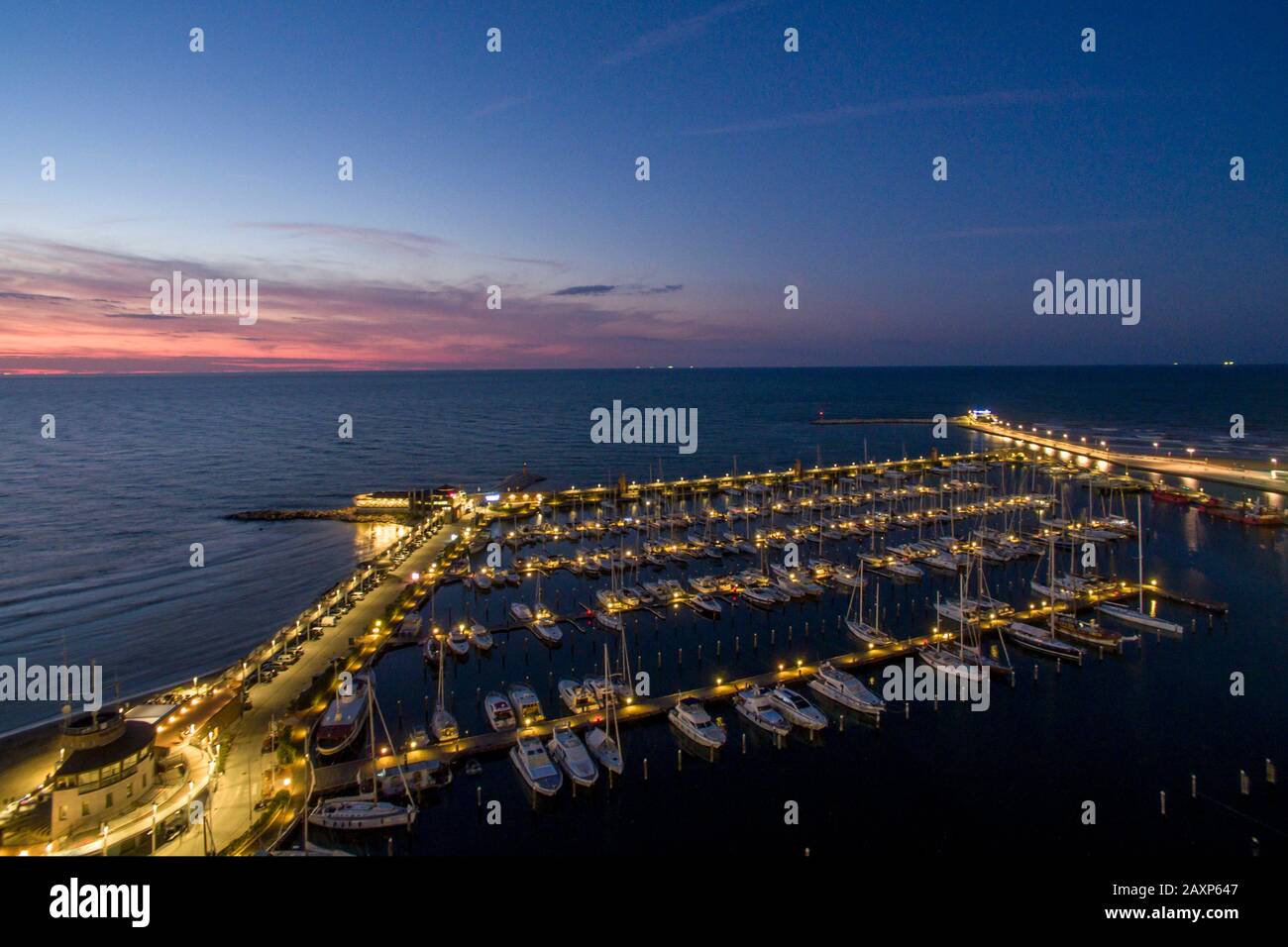 vista aerea dei droni sulla spiaggia e sul porto di rimini al crepuscolo e destinazione del viaggio all'alba in italia Foto Stock