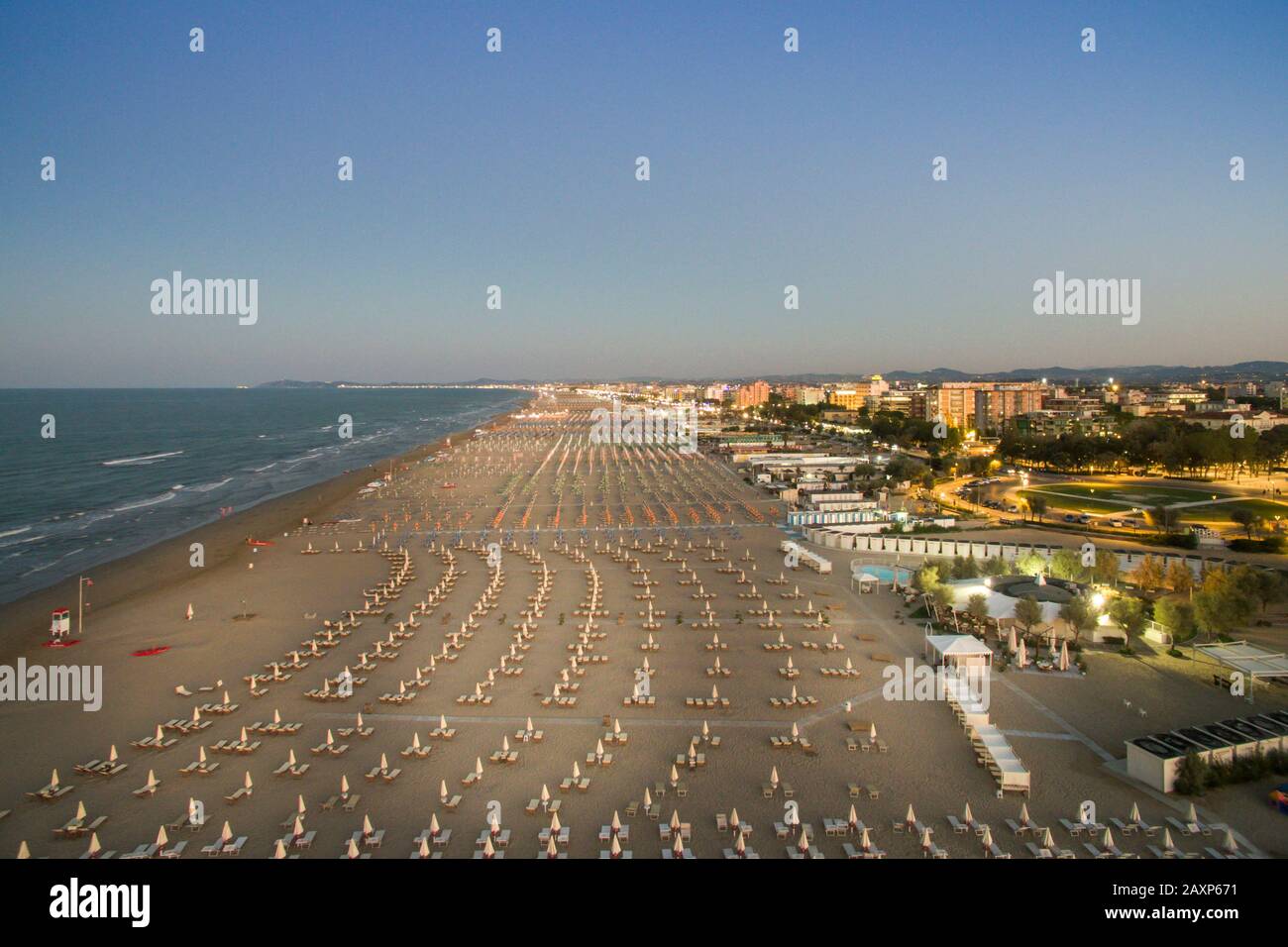vista panoramica della spiaggia adriatica in estate con vista sui droni Foto Stock