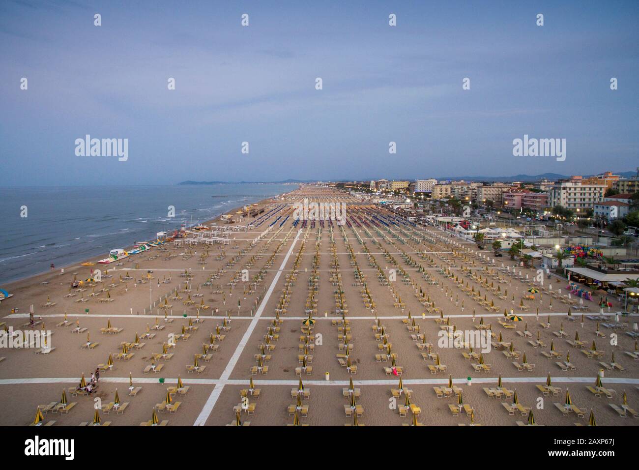vista panoramica della spiaggia adriatica in estate con vista sui droni Foto Stock