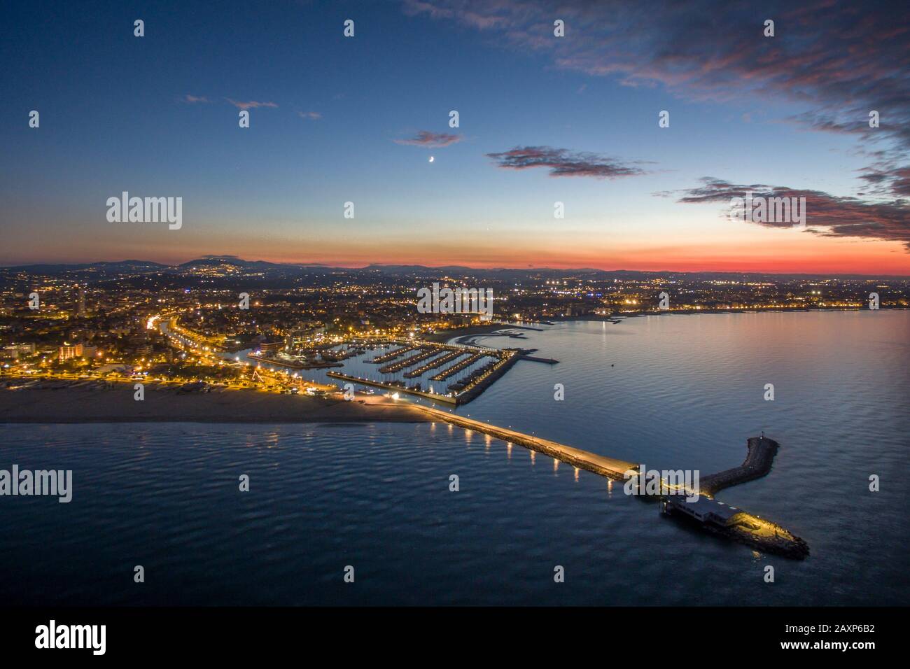 vista aerea dei droni sulla spiaggia e sul porto di rimini al crepuscolo e destinazione del viaggio all'alba in italia Foto Stock