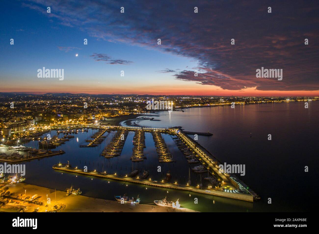 vista aerea dei droni sulla spiaggia e sul porto di rimini al crepuscolo e destinazione del viaggio all'alba in italia Foto Stock