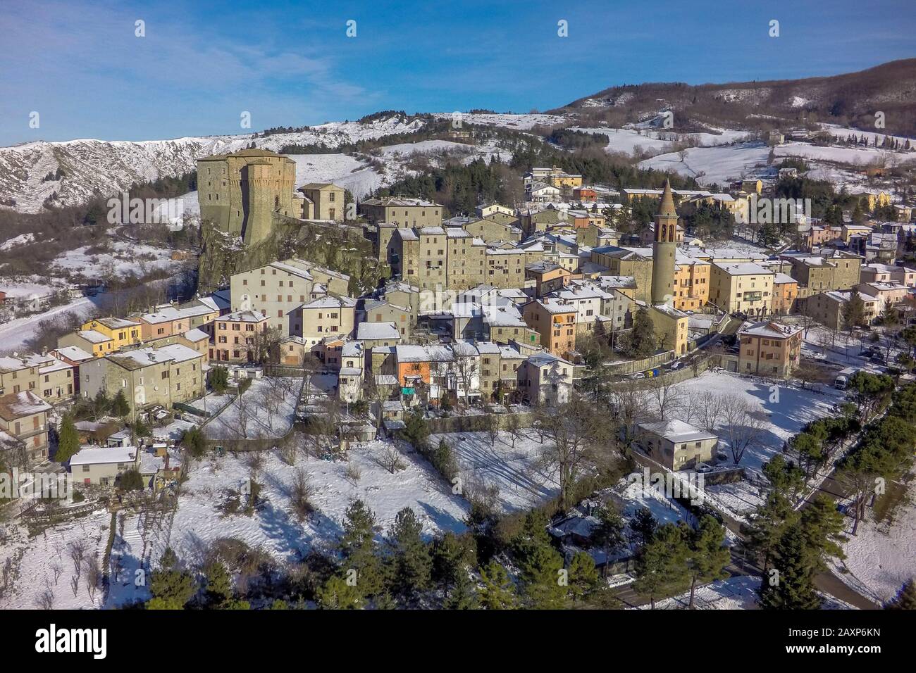 Vista panoramica del villaggio di sant'Agata Feltria in inverno Foto Stock
