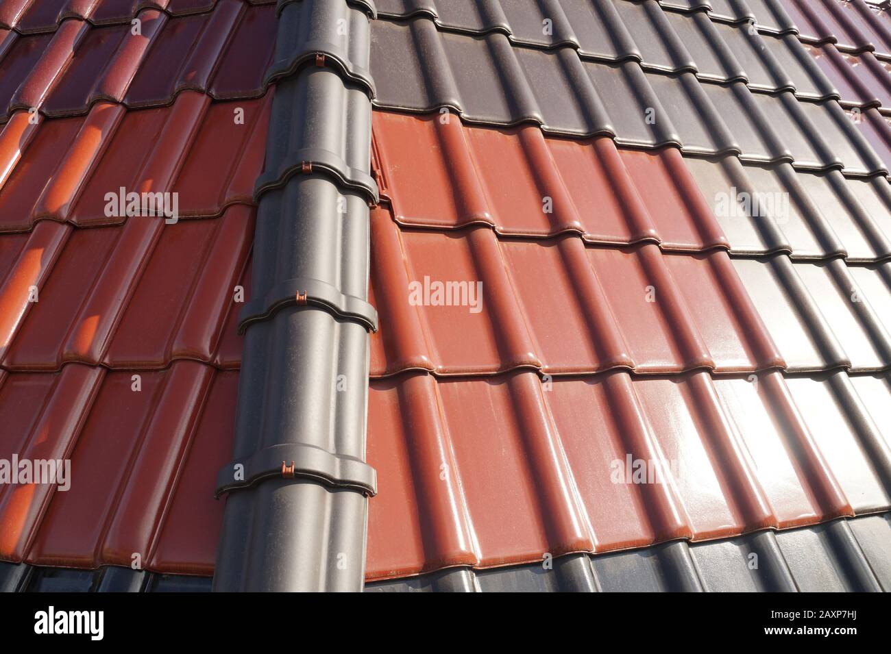 Copertura. Tetto coperto con piastrelle in diversi colori. Foto Stock