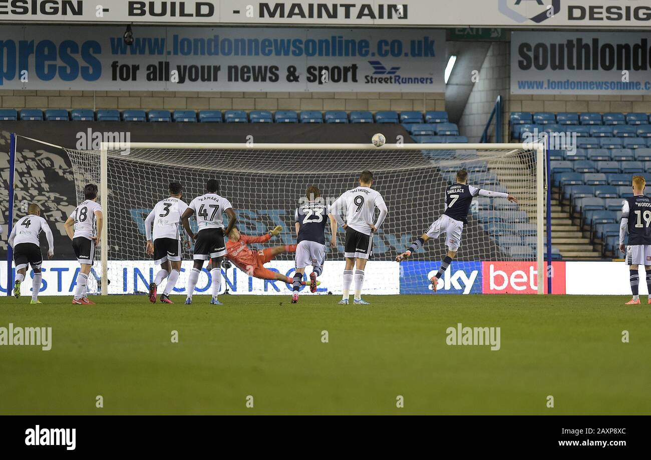 Londra, Regno Unito. 12th Feb, 2020. Jed Wallace di Millwall lancia una pena sul bar durante la Millwall vs Fulham EFL Championship Football Match al New Den London - EDITORIALE USO SOLO Nessun utilizzo con audio, video, dati, elenchi di fixture (al di fuori dell'UE), logo club/campionato o servizi 'live'. Uso on-line in-match limitato a 45 immagini (15 in tempo extra). Non utilizzare per emulare le immagini in movimento. Nessun utilizzo nelle scommesse, nei giochi o nelle singole pubblicazioni/servizi di club/campionato/giocatore - credito: Martin DALTON/Alamy Live News Foto Stock