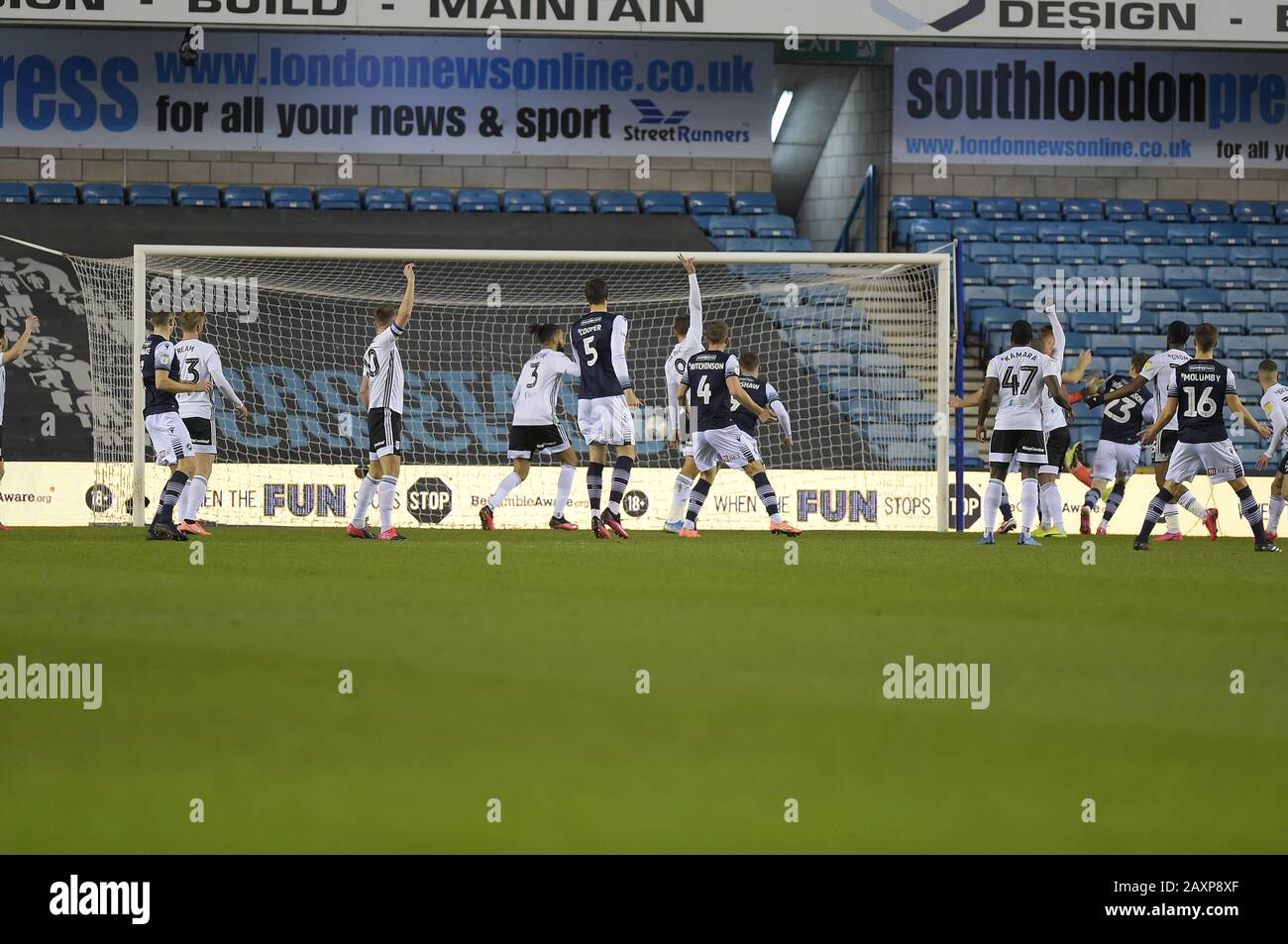 Londra, Regno Unito. 12th Feb, 2020. Obiettivo Jon Daoi Boovarsson di Millwall 23 segna l'equalizzatore durante la partita di calcio Millwall vs Fulham EFL Championship alla New Den London - EDITORIALE USA solo non autorizzato audio, video, dati, liste di fixture (al di fuori dell'UE), loghi club/campionato o servizi 'live'. Uso on-line in-match limitato a 45 immagini (15 in tempo extra). Non utilizzare per emulare le immagini in movimento. Nessun utilizzo nelle scommesse, nei giochi o nelle singole pubblicazioni/servizi di club/campionato/giocatore - credito: Martin DALTON/Alamy Live News Foto Stock