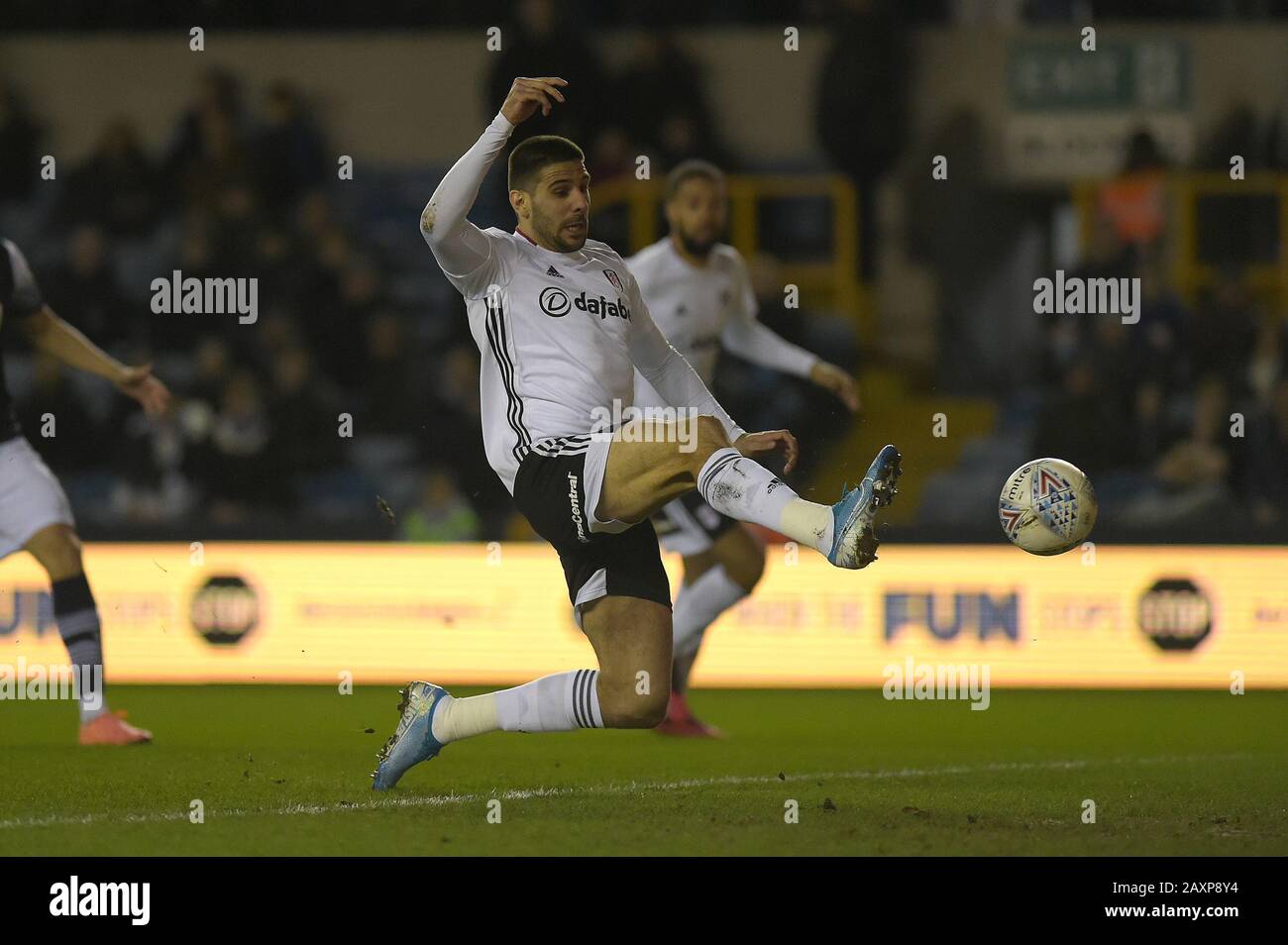 Londra, Regno Unito. 12th Feb, 2020. Obiettivo Aleksandar Mitrovic di Fulham apre il punteggio durante la partita di calcio Millwall vs Fulham EFL Championship alla New Den London - EDITORIALE USA solo non autorizzato audio, video, dati, liste di fixture (al di fuori dell'UE), loghi club/campionato o servizi 'live'. Uso on-line in-match limitato a 45 immagini (15 in tempo extra). Non utilizzare per emulare le immagini in movimento. Nessun utilizzo nelle scommesse, nei giochi o nelle singole pubblicazioni/servizi di club/campionato/giocatore - credito: Martin DALTON/Alamy Live News Foto Stock