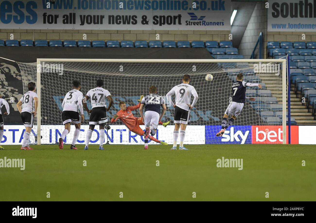 Londra, Regno Unito. 12th Feb, 2020. Jed Wallace di Millwall lancia una pena sul bar durante la Millwall vs Fulham EFL Championship Football Match al New Den London - EDITORIALE USO SOLO Nessun utilizzo con audio, video, dati, elenchi di fixture (al di fuori dell'UE), logo club/campionato o servizi 'live'. Uso on-line in-match limitato a 45 immagini (15 in tempo extra). Non utilizzare per emulare le immagini in movimento. Nessun utilizzo nelle scommesse, nei giochi o nelle singole pubblicazioni/servizi di club/campionato/giocatore - credito: Martin DALTON/Alamy Live News Foto Stock