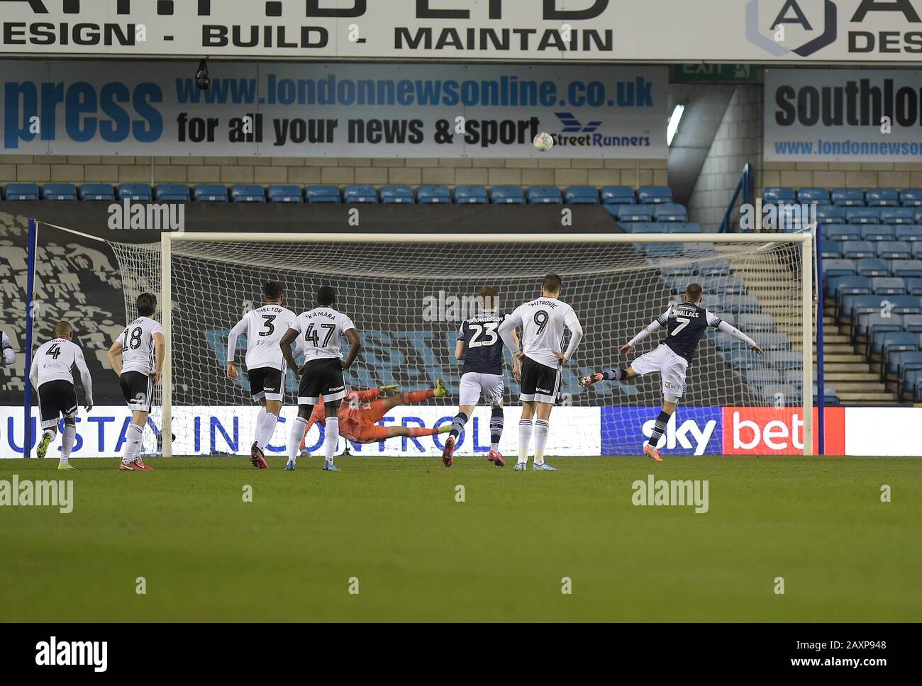 Londra, Regno Unito. 12th Feb, 2020. Jed Wallace di Millwall lancia una pena sul bar durante la Millwall vs Fulham EFL Championship Football Match al New Den London - EDITORIALE USO SOLO Nessun utilizzo con audio, video, dati, elenchi di fixture (al di fuori dell'UE), logo club/campionato o servizi 'live'. Uso on-line in-match limitato a 45 immagini (15 in tempo extra). Non utilizzare per emulare le immagini in movimento. Nessun utilizzo nelle scommesse, nei giochi o nelle singole pubblicazioni/servizi di club/campionato/giocatore - credito: Martin DALTON/Alamy Live News Foto Stock