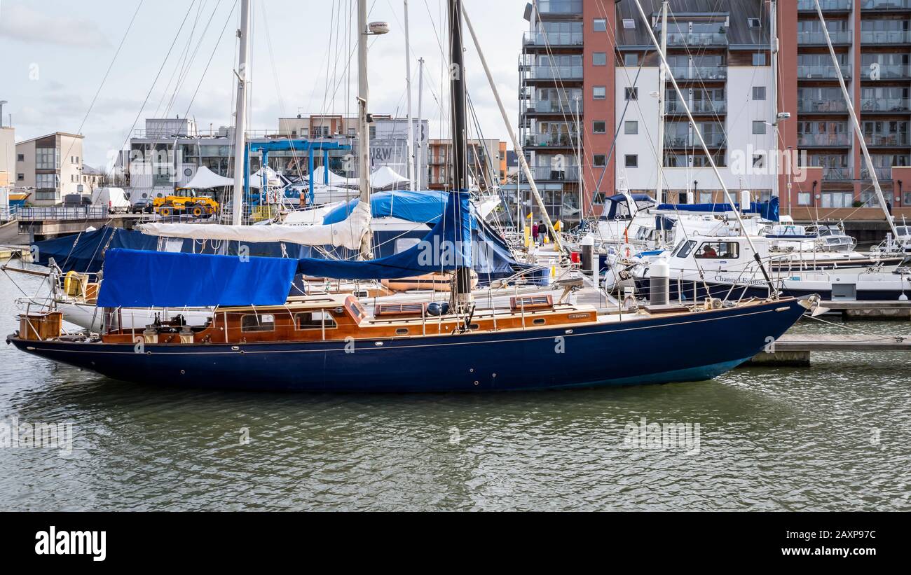 Portishead Quay Marina, Inghilterra UK: Un classico yacht in legno restaurato ormeggiato nel porto turistico. Foto Stock