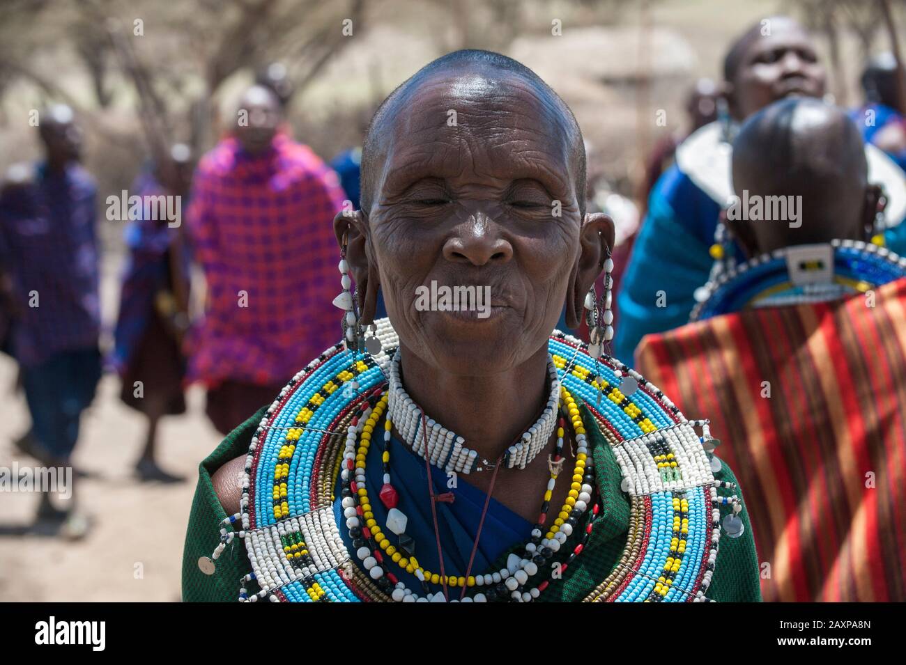 Donna Masai più anziana che balla in abito tradizionale in Tanzania, Africa. Foto Stock