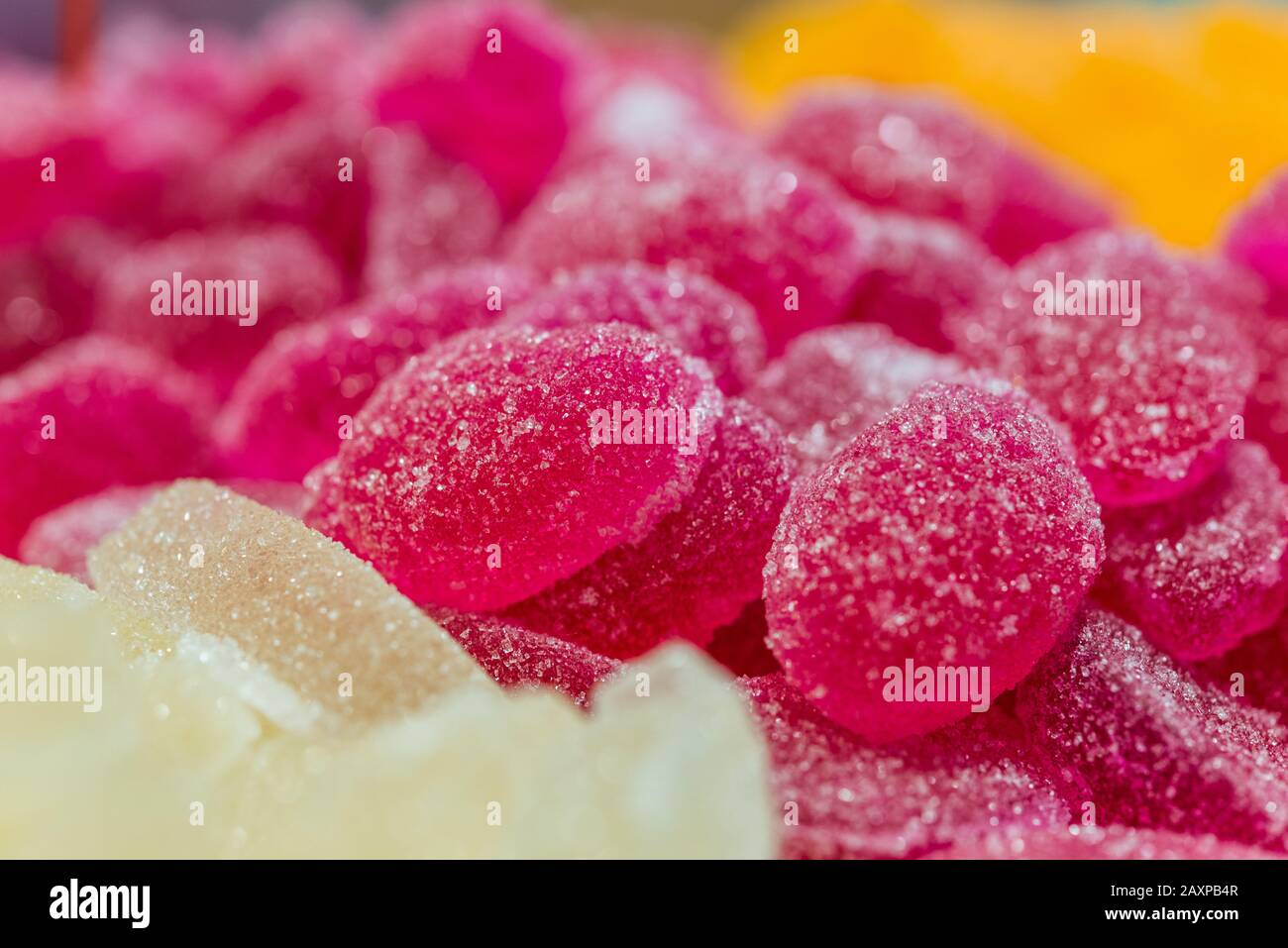 Assortimento di dolci dolci caramelle di gelatina di frutta colorata. Schema di fondo del cibo. Foto Stock