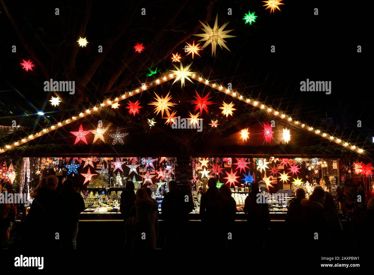 Decorazione di finestre, stelle di Natale, mercatino di Natale Stoccarda, Baden-Wurttemberg, Germania Foto Stock