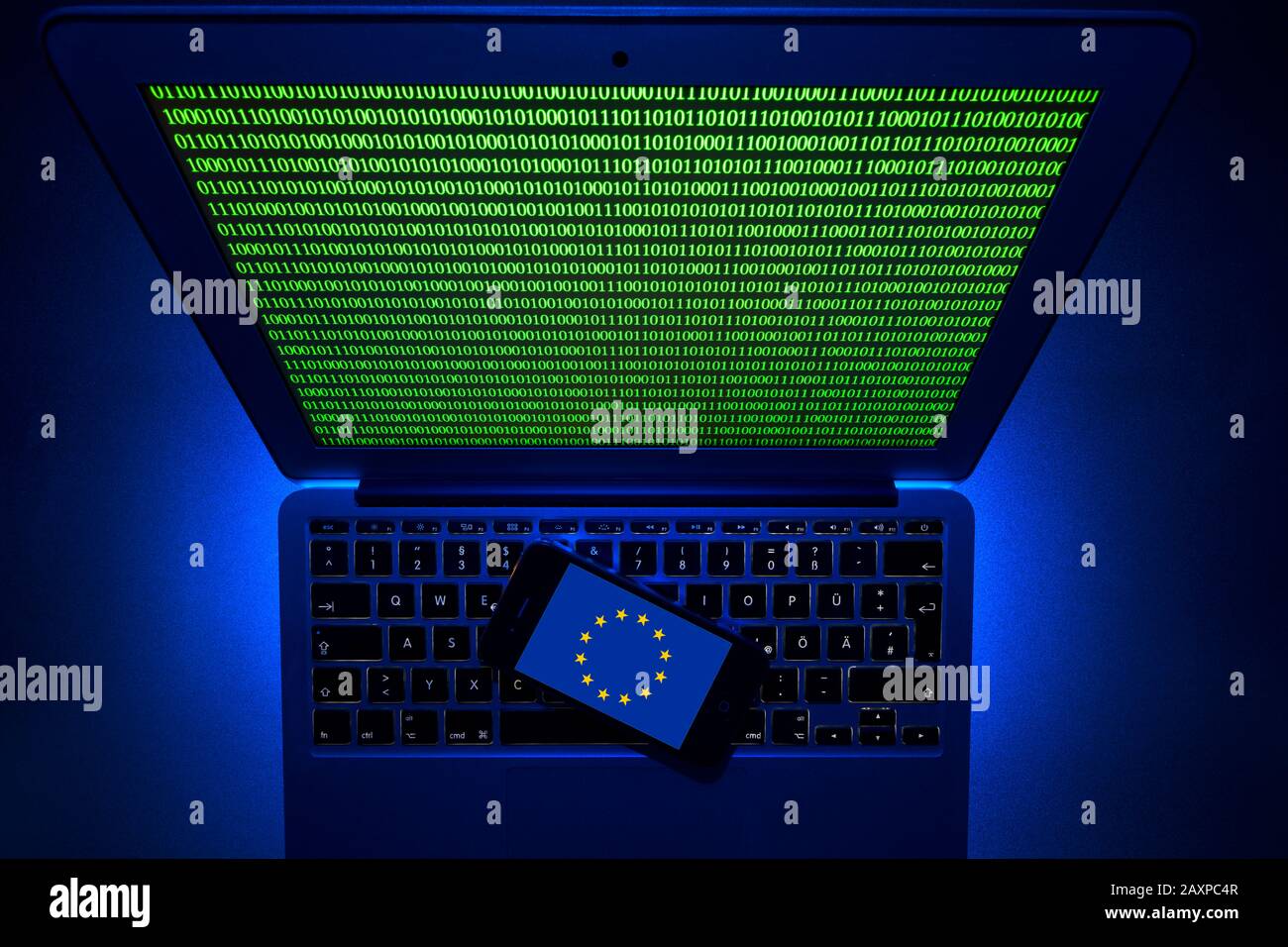 Smartphone con logo della bandiera europea sulla tastiera del computer, immagine del simbolo, criminalità informatica, attacco hacker in Europa, Foto Stock