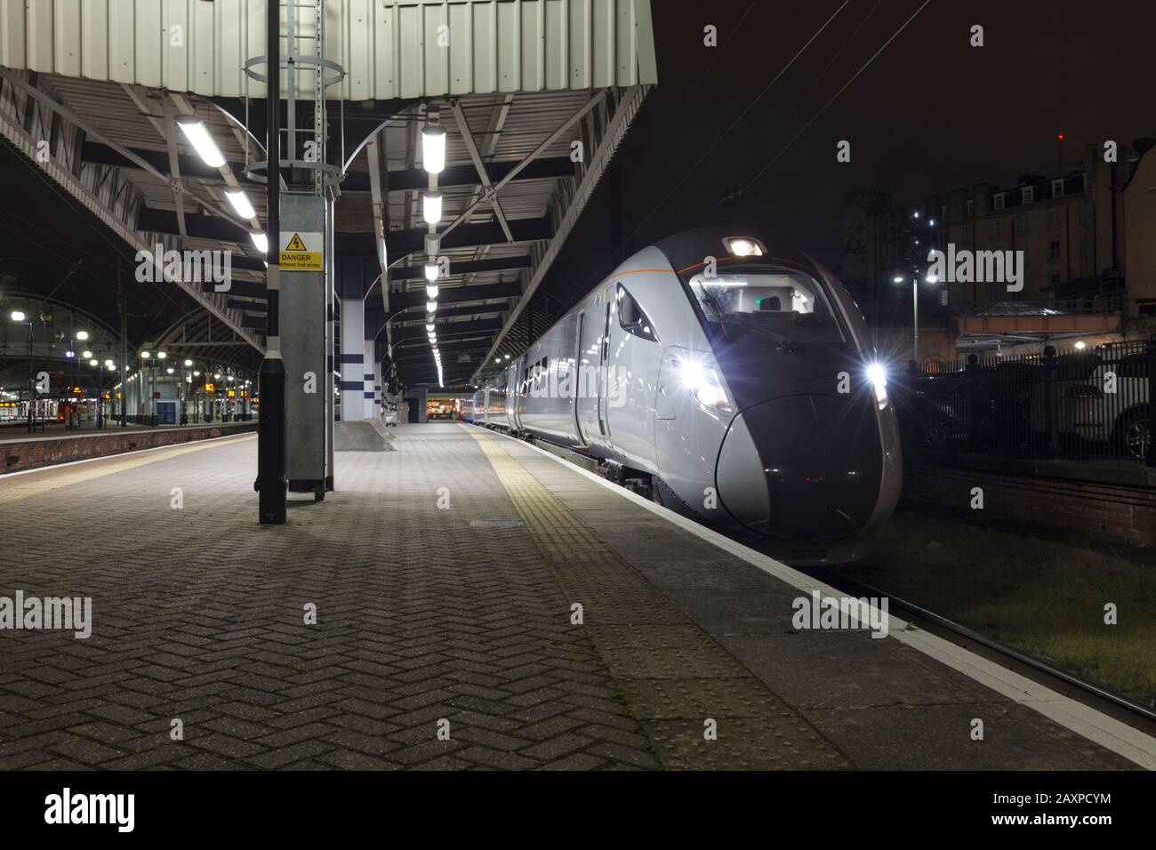 Primo treno Transpennine Express classe 800 Hitachi AT300 al centro di Newcastle su una prova in grigio chiaro senza marchio Foto Stock