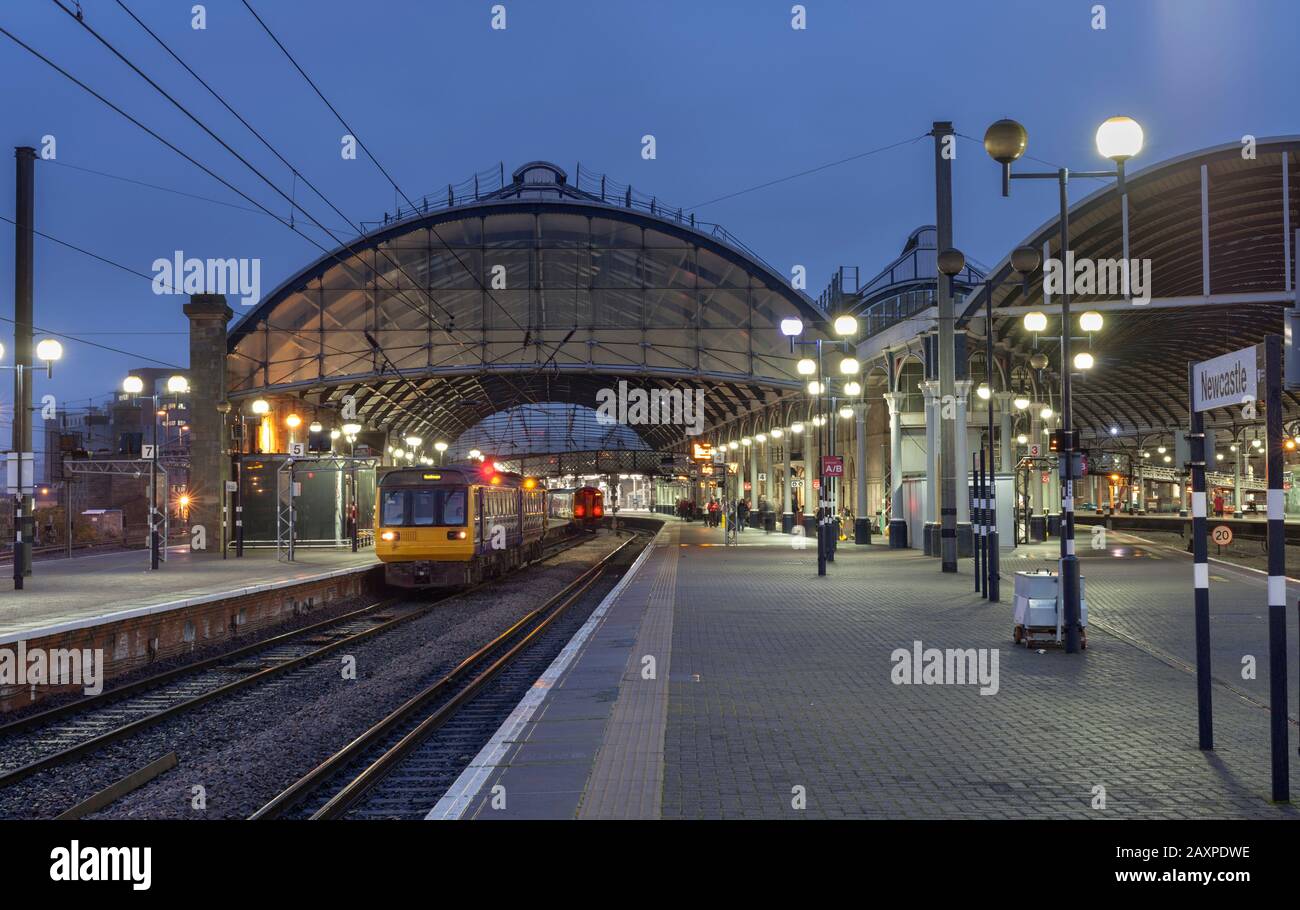 Arriva Northern rail classe 142 pacer treno alla stazione centrale di Newcastle all'alba Foto Stock