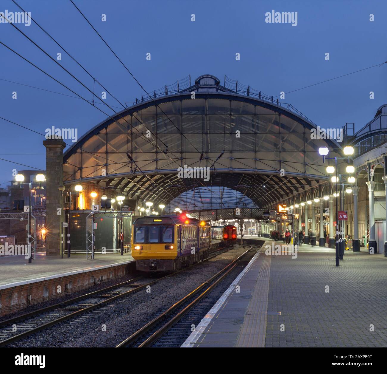 Arriva Northern rail classe 142 pacer treno alla stazione centrale di Newcastle all'alba Foto Stock