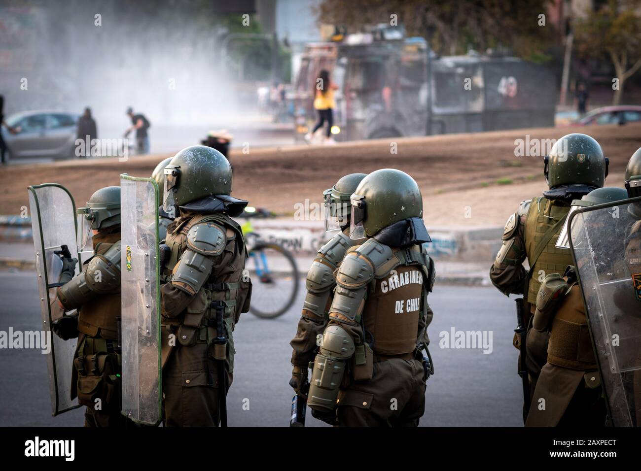 Polizia antisommossa a Plaza de Italia a Santiago, Cile. L'esercito è fuori per le strade della città cercando di controllare le recenti proteste e manifestazioni. Foto Stock