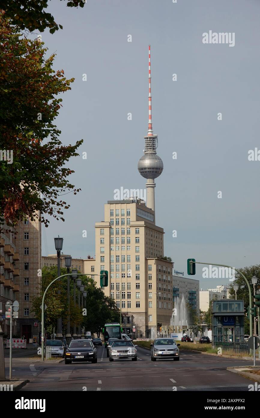 Berlino, viale Karl Marx, Street scene, torre della televisione Foto Stock