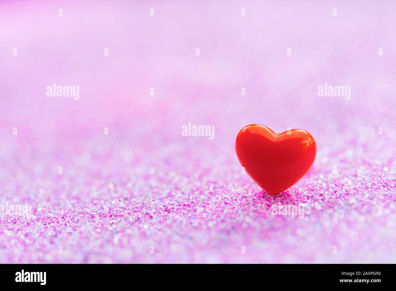 San Valentino sfondo giorno con cuore rosso forme su astratto luce rosa glitter sfondo, copiare spazio Foto Stock