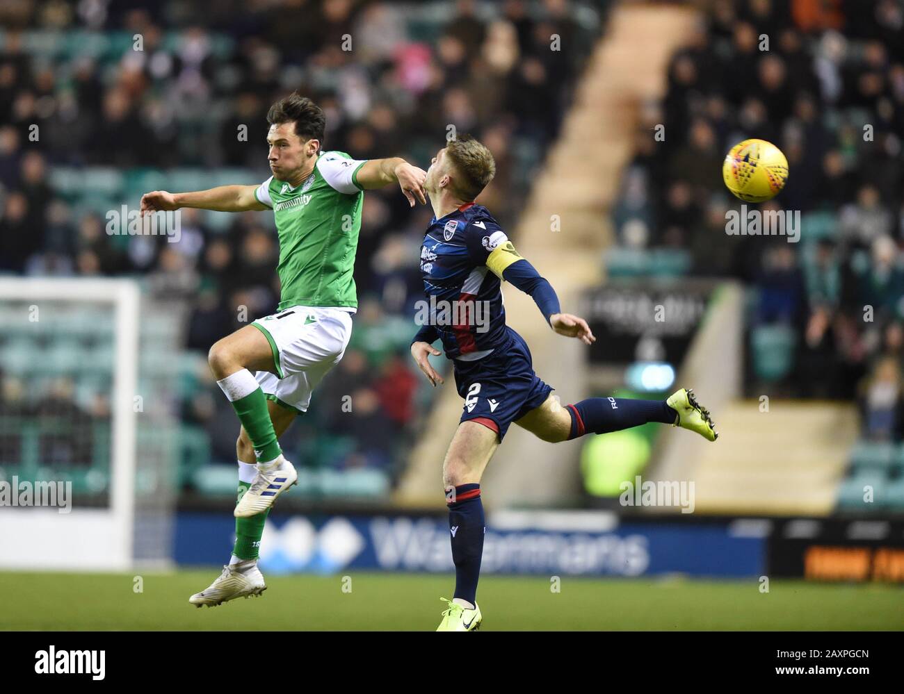 Easter Road, Stadium .Edinburgh.Scotland.UK.12th Feb 20 Hibernian vs Ross County, Scottish Premiership Match Hibs' left winger, Joe Newell, duello con Ross County difensore, Marcus Fraser, . Credito: Eric mccowat/Alamy Live News Foto Stock