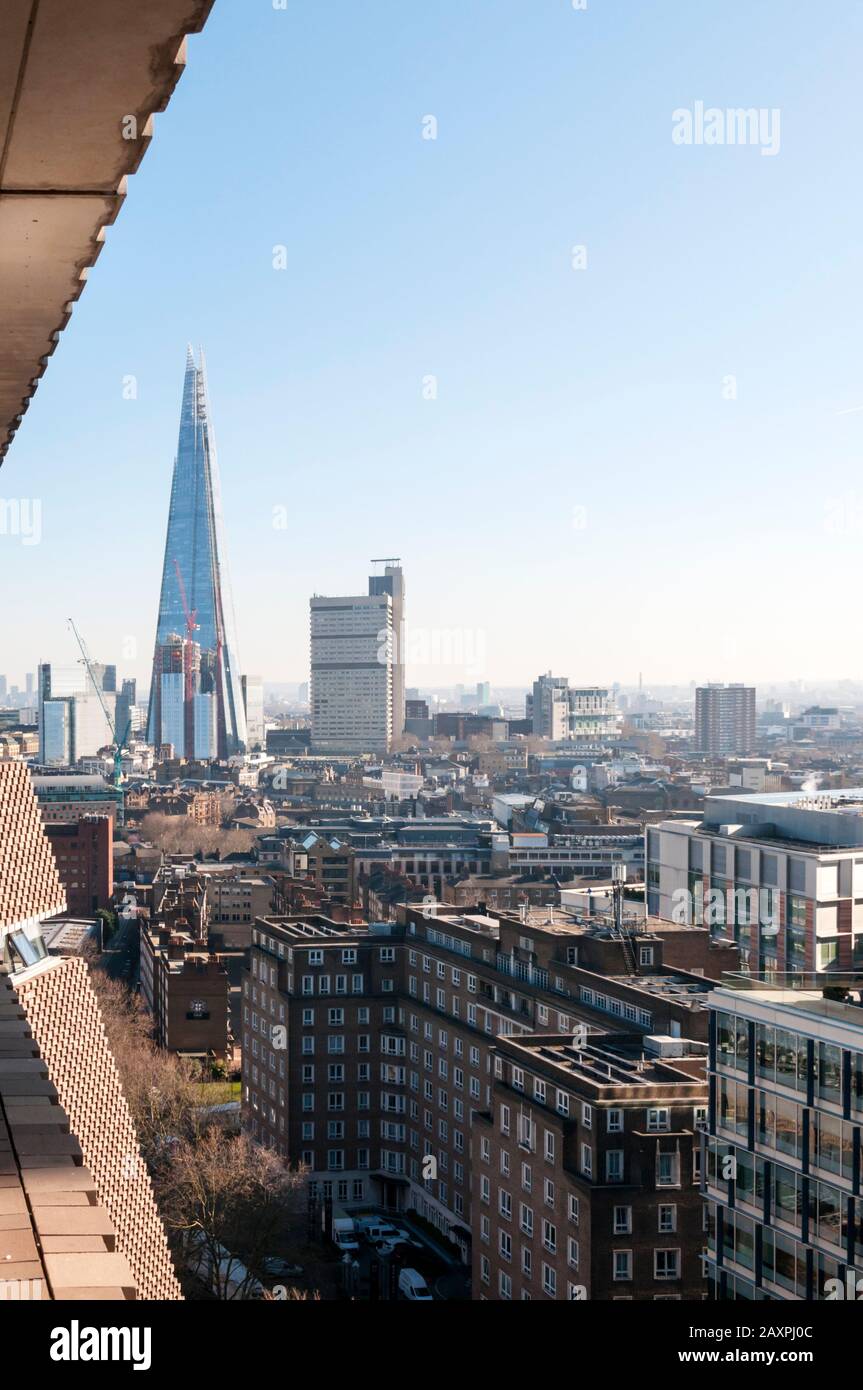 Lo Shard visto dal livello di osservazione del Tate Modern's Blavatnik Building. Foto Stock