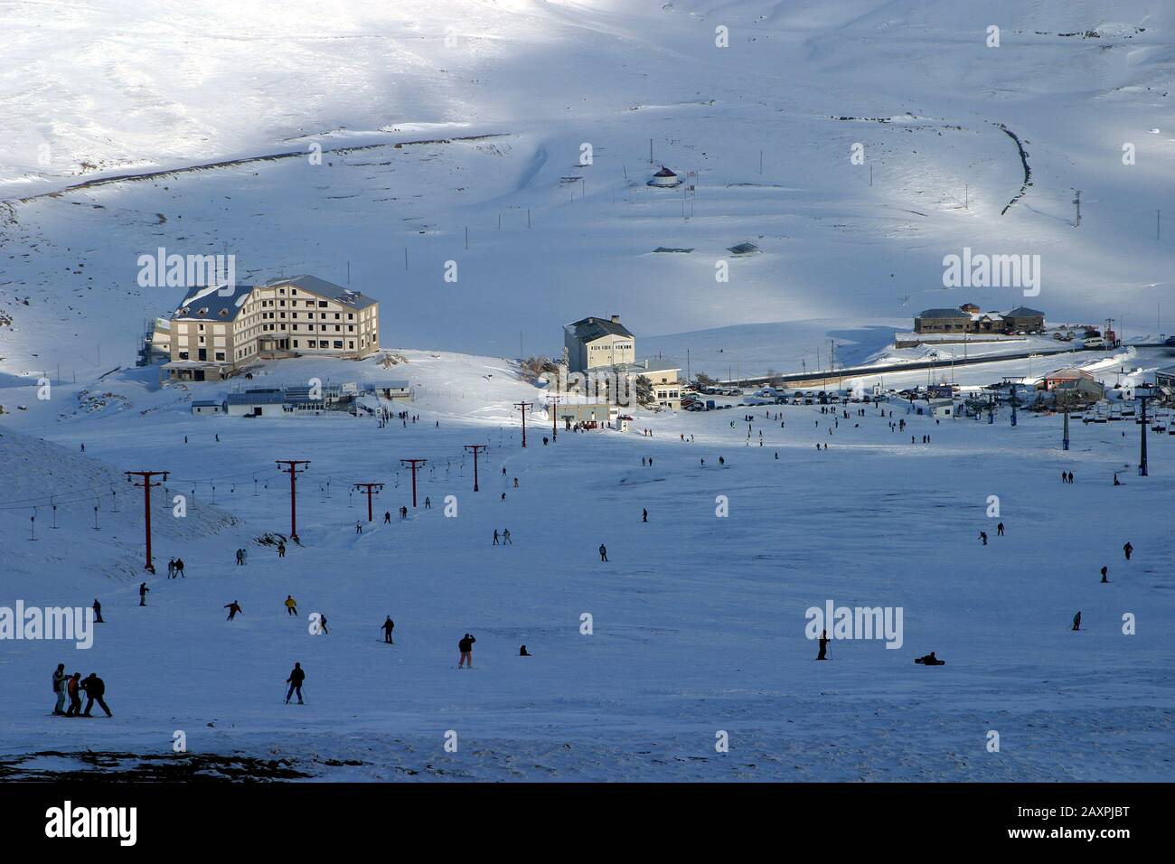 Sciare nel comprensorio sciistico del Monte Erciyes a Kayseri, in Turchia. Il comprensorio sciistico del Monte Erciyes è una delle piste più lunghe della Turchia. Foto Stock