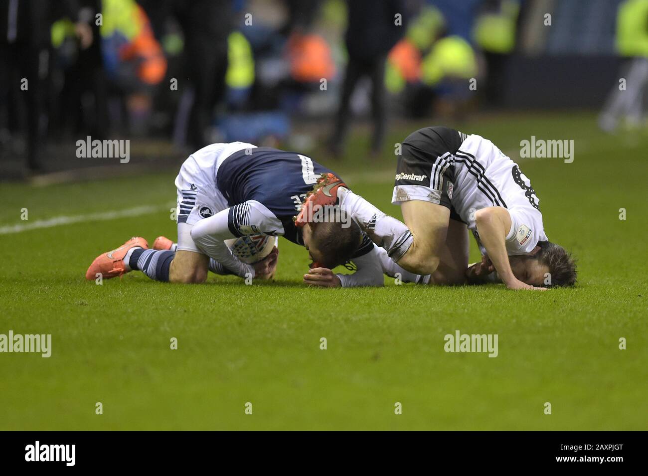 Londra, Regno Unito. 12th Feb, 2020. Jed Wallace di Millwall e Harry Arter di Fulham si scontrano durante la partita di calcio Millwall vs Fulham EFL Championship alla New Den London - EDITORIALE USA solo non autorizzato audio, video, dati, liste di fixture (al di fuori dell'UE), loghi club/campionato o servizi 'live'. Uso on-line in-match limitato a 45 immagini (15 in tempo extra). Non utilizzare per emulare le immagini in movimento. Nessun utilizzo nelle scommesse, nei giochi o nelle singole pubblicazioni/servizi di club/campionato/giocatore - credito: Martin DALTON/Alamy Live News Foto Stock