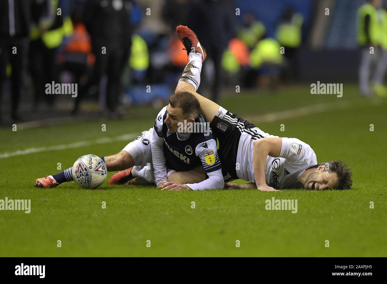 Londra, Regno Unito. 12th Feb, 2020. Jed Wallace di Millwall e Harry Arter di Fulham si scontrano durante la partita di calcio Millwall vs Fulham EFL Championship alla New Den London - EDITORIALE USA solo non autorizzato audio, video, dati, liste di fixture (al di fuori dell'UE), loghi club/campionato o servizi 'live'. Uso on-line in-match limitato a 45 immagini (15 in tempo extra). Non utilizzare per emulare le immagini in movimento. Nessun utilizzo nelle scommesse, nei giochi o nelle singole pubblicazioni/servizi di club/campionato/giocatore - credito: Martin DALTON/Alamy Live News Foto Stock