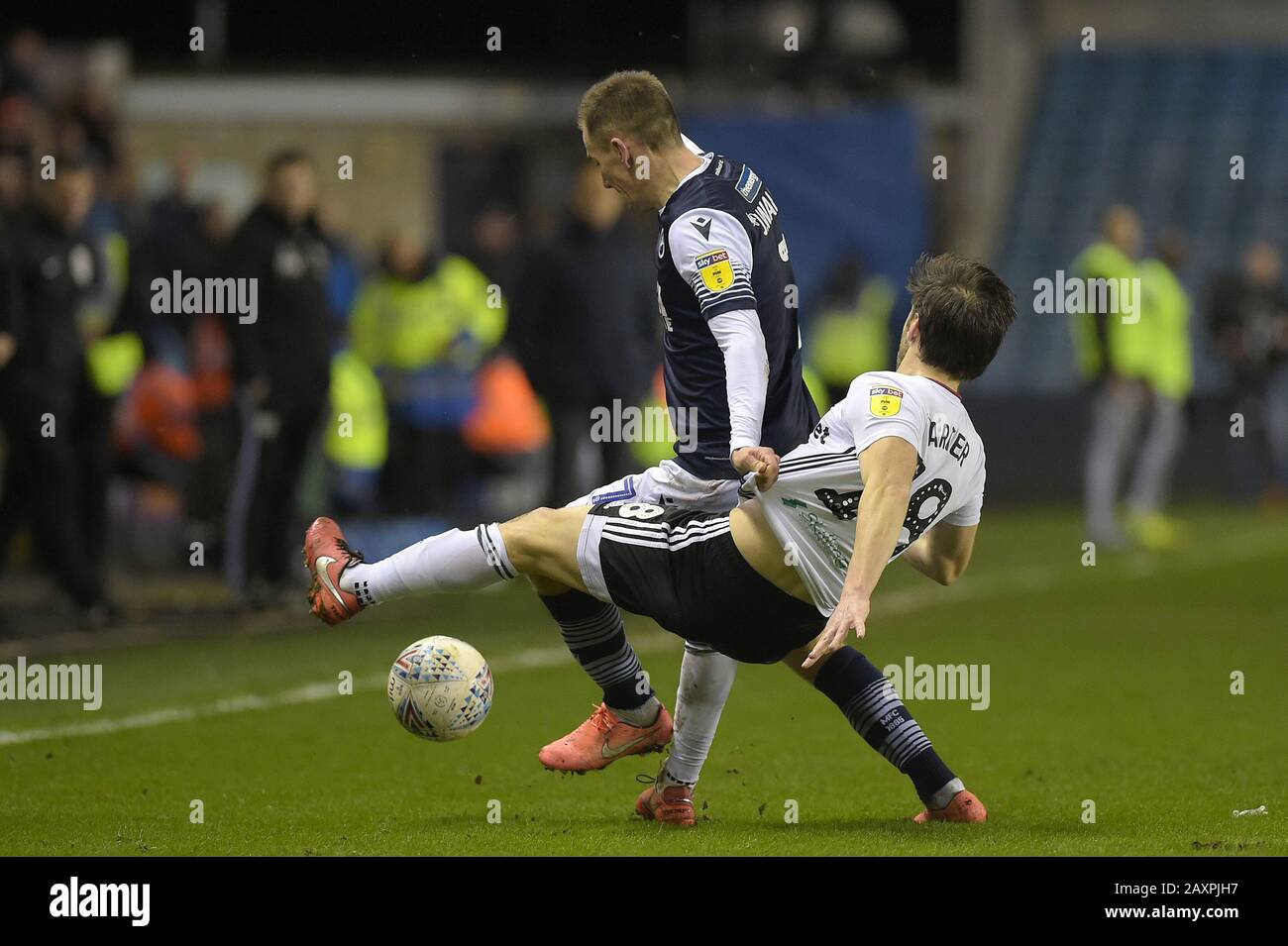 Londra, Regno Unito. 12th Feb, 2020. Jed Wallace di Millwall e Harry Arter di Fulham si scontrano durante la partita di calcio Millwall vs Fulham EFL Championship alla New Den London - EDITORIALE USA solo non autorizzato audio, video, dati, liste di fixture (al di fuori dell'UE), loghi club/campionato o servizi 'live'. Uso on-line in-match limitato a 45 immagini (15 in tempo extra). Non utilizzare per emulare le immagini in movimento. Nessun utilizzo nelle scommesse, nei giochi o nelle singole pubblicazioni/servizi di club/campionato/giocatore - credito: Martin DALTON/Alamy Live News Foto Stock