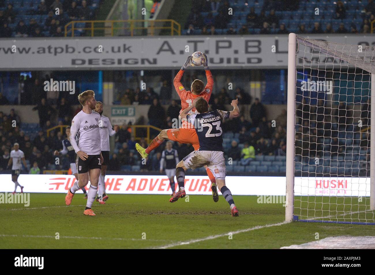 Londra, Regno Unito. 12th Feb, 2020. Marek Rodak di Fulham ferma Jon Daoi Boovarsson di Millwall durante la partita di calcio Millwall vs Fulham EFL Championship alla New Den London - EDITORIALE USO non autorizzato con audio, video, dati, liste di fixture (al di fuori dell'UE), loghi club/campionato o servizi 'live'. Uso on-line in-match limitato a 45 immagini (15 in tempo extra). Non utilizzare per emulare le immagini in movimento. Nessun utilizzo nelle scommesse, nei giochi o nelle singole pubblicazioni/servizi di club/campionato/giocatore - credito: Martin DALTON/Alamy Live News Foto Stock