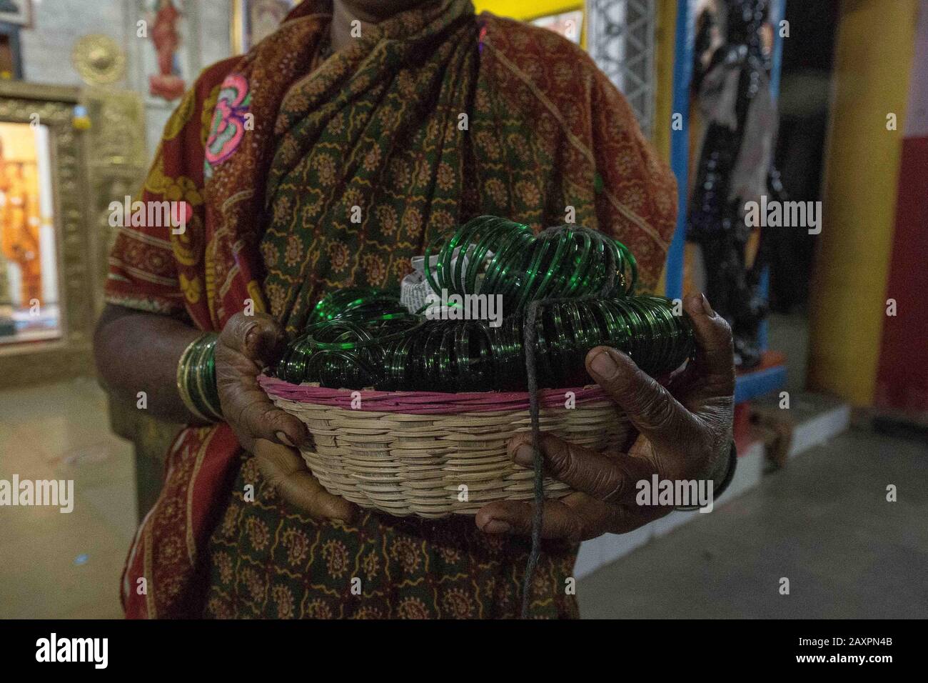 Kolhapur, India. 11th dicembre 2019. I transgenders dall'India comunemente conosciuti come Hijra. La funzione annuale piange e non esegue rituali è conosciuta come "Randav Pournima". I gruppi di Hijra seguono ancora la tradizione dei discepoli maestri. L'intera comunità discepola di tutto lo stato si riunisce l'ultimo mese dell'anno solare indù, che si trova a dicembre. In questa occasione si esibiscono in lutto mentre la loro amata Dea Renuka era vedova. Questo Randav Pournima è celebrato molti luoghi, ma il tempio santo principale del distretto di Saundatti Belgaum è speciale. Allo stesso modo, a Kolhapur al Renuka t. Foto Stock