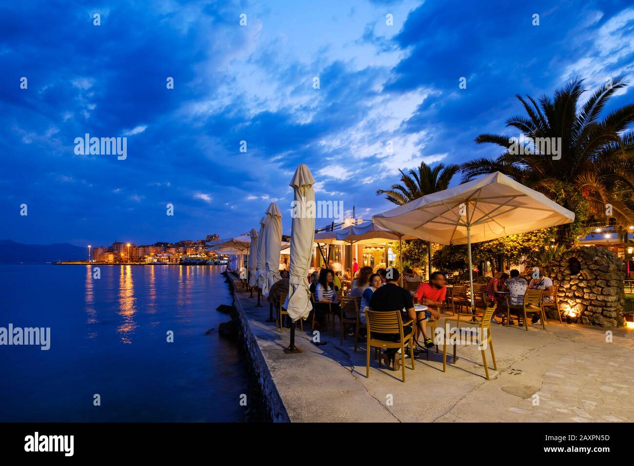 Al tramonto sul lungomare, Saranda, Sarandë, Qark Vlora Mare Ionio, Albania Foto Stock